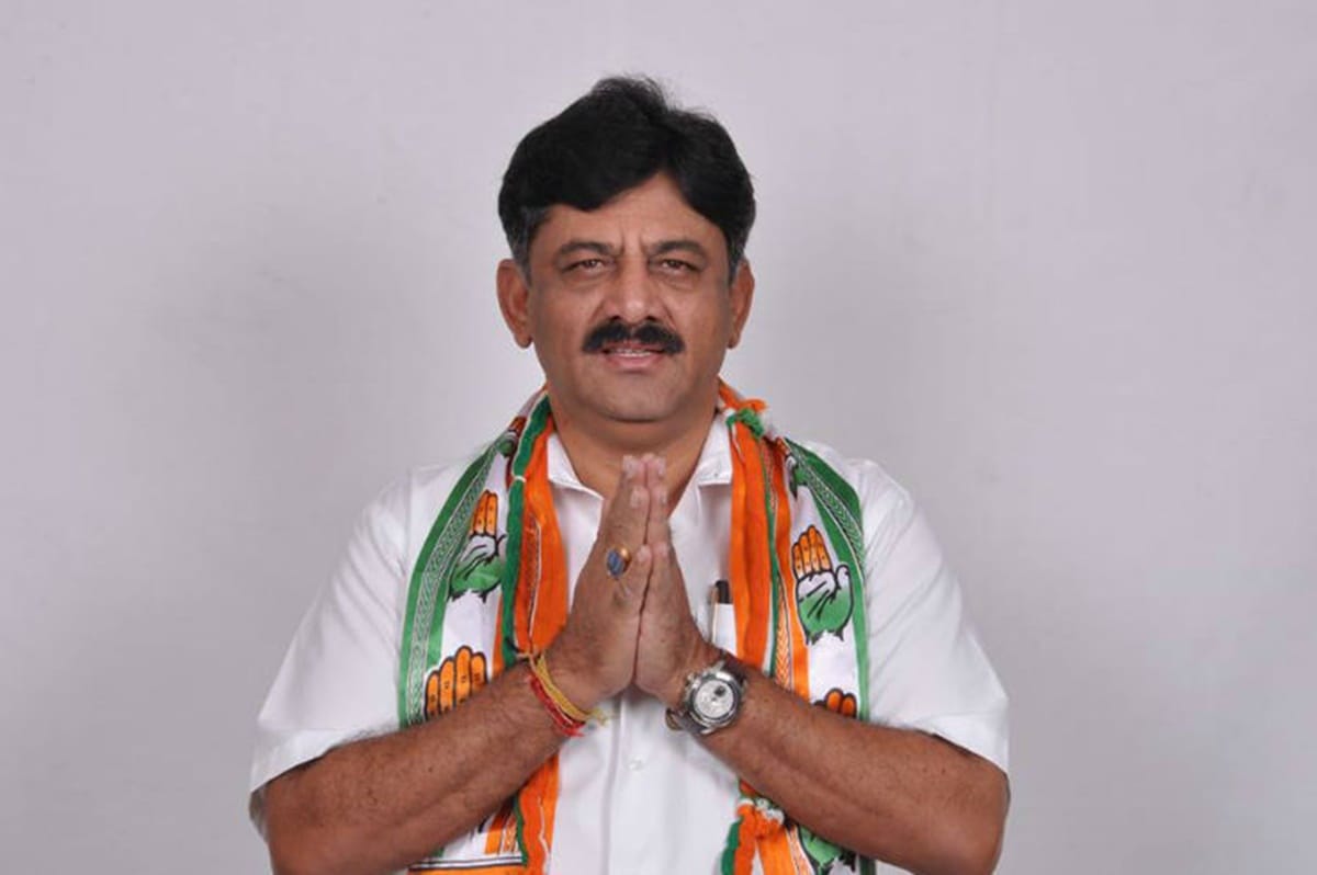 karnataka energy minister DK Shivakumar slaps a man phone in Bellary