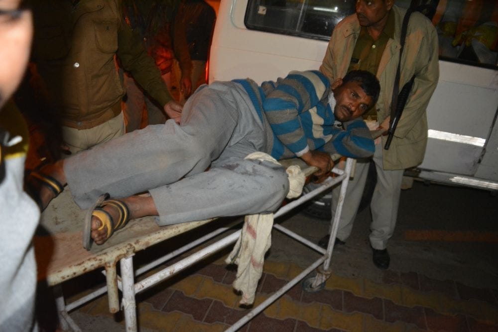 firing between police and robbers in mathura 