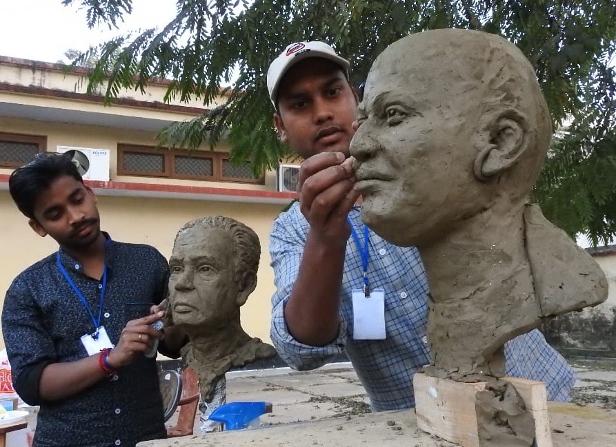माटी से बनाई सीएम की मूरत