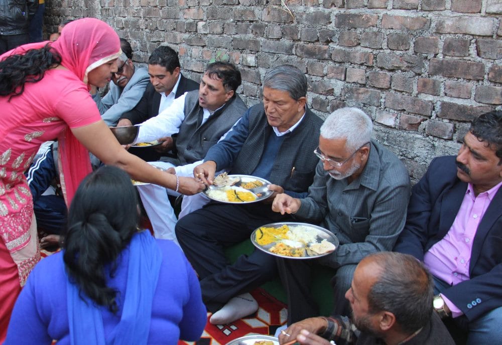 harish rawat having food in dalit house
