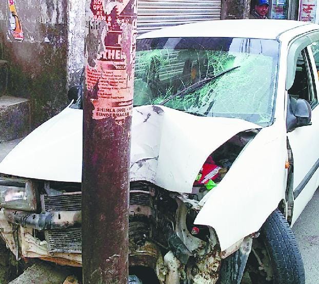 बिजली के खंभे से टकराई कार, दो गंभीर, 18 घंटे बत्ती गुल