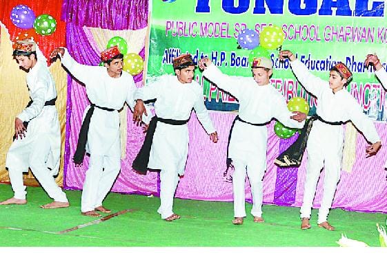 तहसीलदार ने नवाजे तुंगल पब्लिक स्कूल के मेधावी