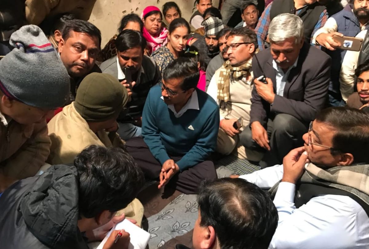 kejriwal reached to meet ankit saxena family