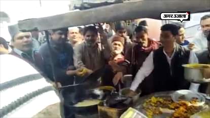 SAMAJWADI PARTY STAGES PAKODA PROTEST, MOCKS PM MODI ON HIS STATEMENT
