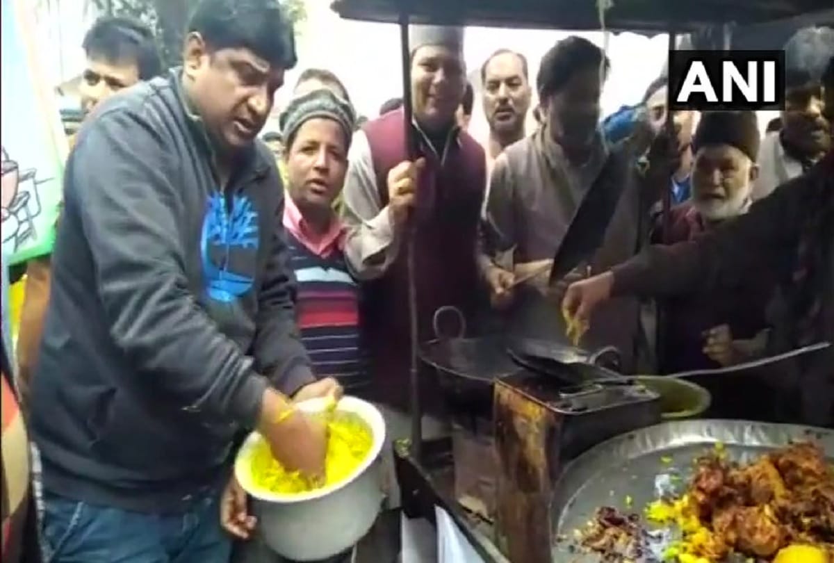 Samajwadi party organizes pakoda protest in Rampur