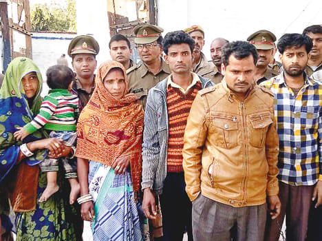 पुलिस की गिरफ्त में लूट के आरोपी।