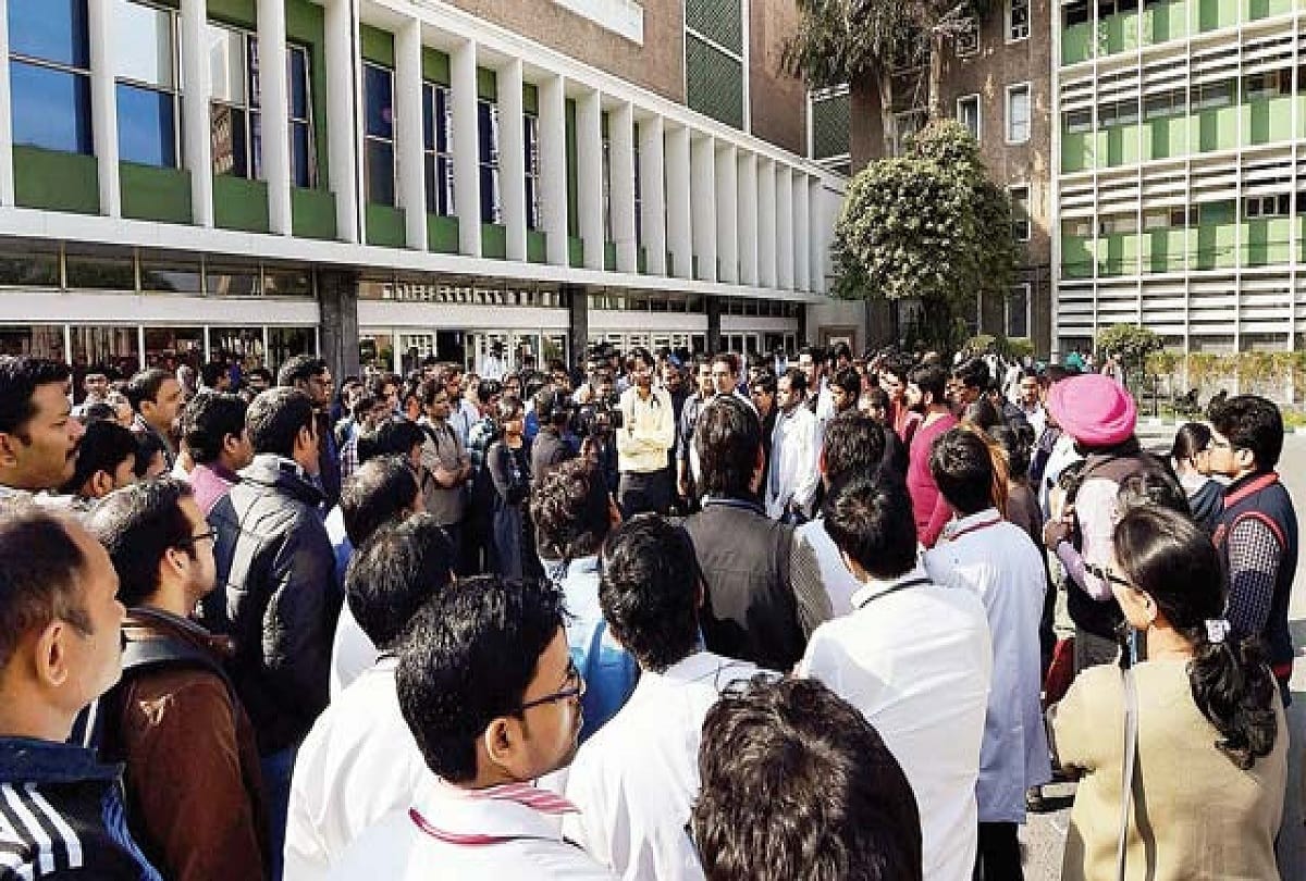 Government and doctors face-to-face on new law, Protest March from AIIMS to Parliament
