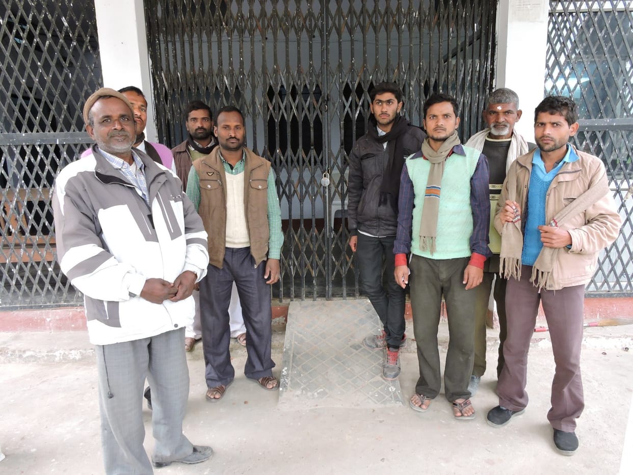 मजदूरों ने उद्यान विभाग कार्यालय पर लगाया ताला