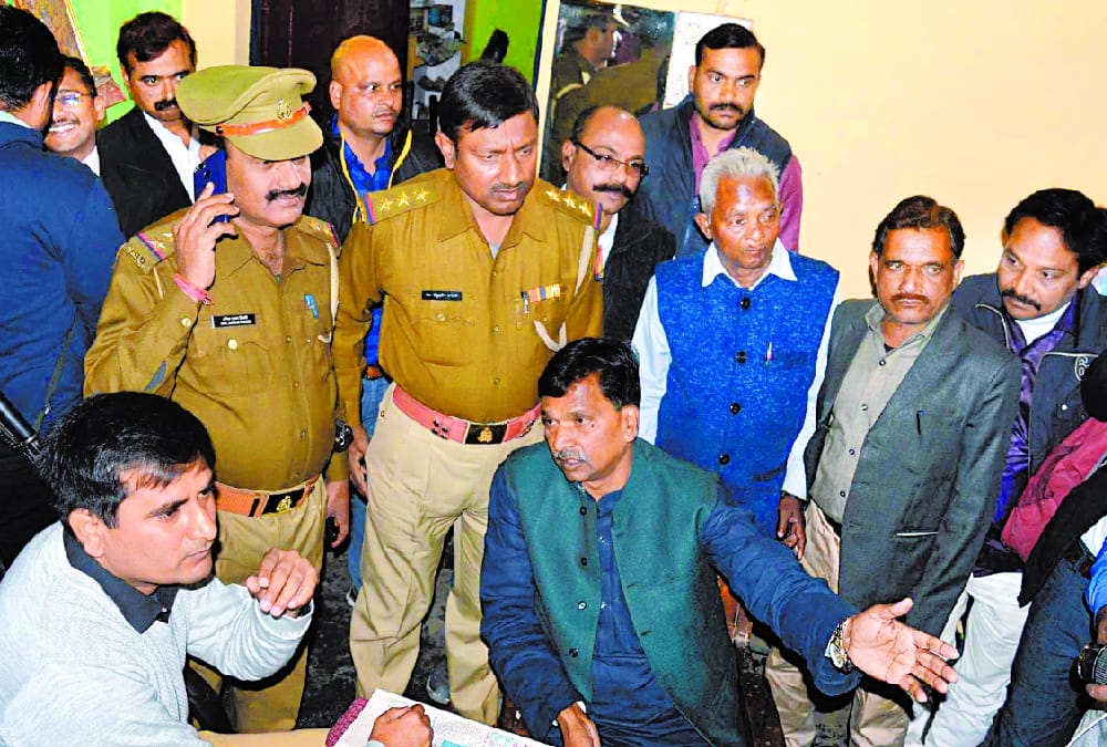 verbal clash between chauki incharge and MLA in sitapur.