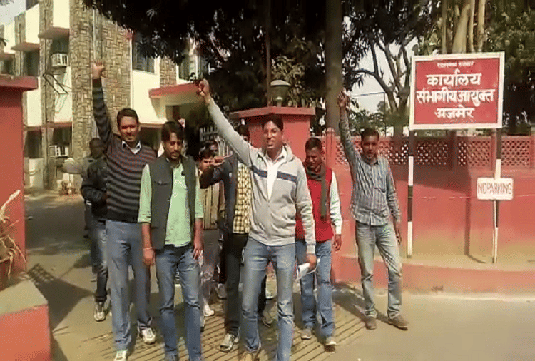 rajasthan ajmer group of unemployeds been thrown out of rpsc office in ajmer 