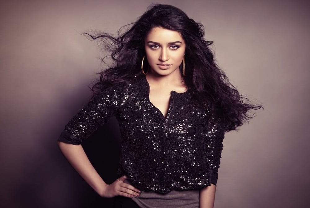Shraddha kapoor makes painting during shooting