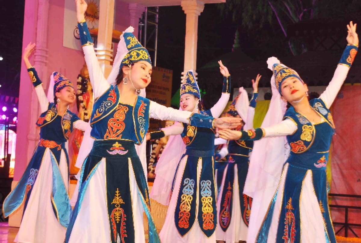 view pics of surajkund mela program, performers from different states performed