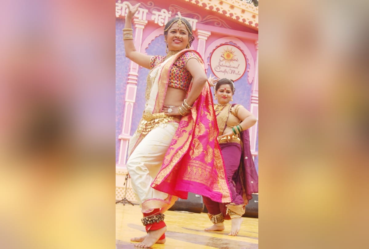 view pics of surajkund mela program, performers from different states performed