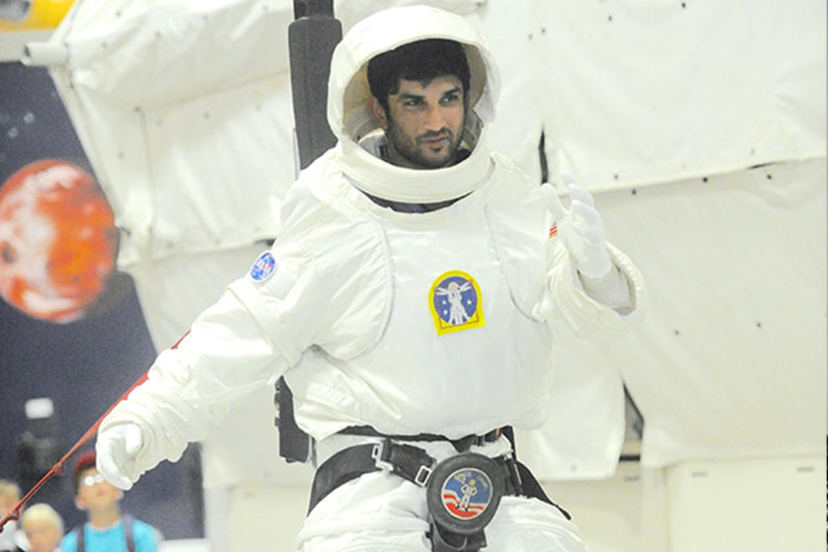 Sushant singh rajput to step on moon, declares self as India's Neil Arm strong 