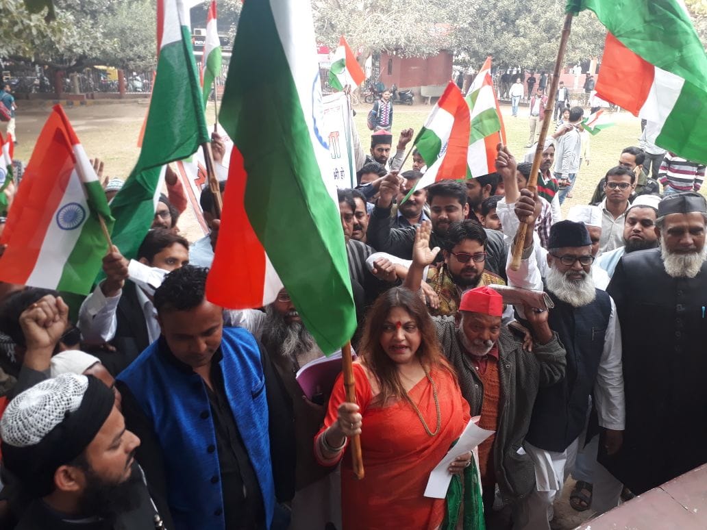 Muslims trying to march with tricolor in agra stopped by local administration 