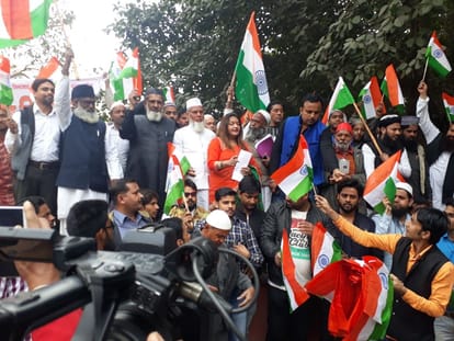 Muslims trying to march with tricolor in agra stopped by local administration 