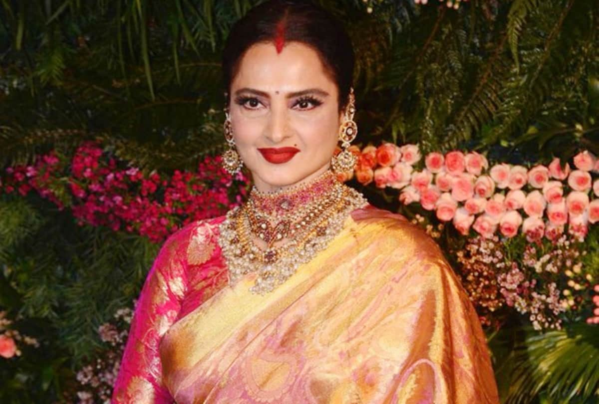 bollywood actress rekha birthday best look in silk saree heavy jewellery and red lips