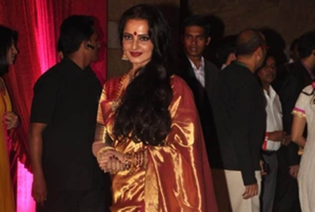 actress rekha spotted in new look at party without sindoor and bangles