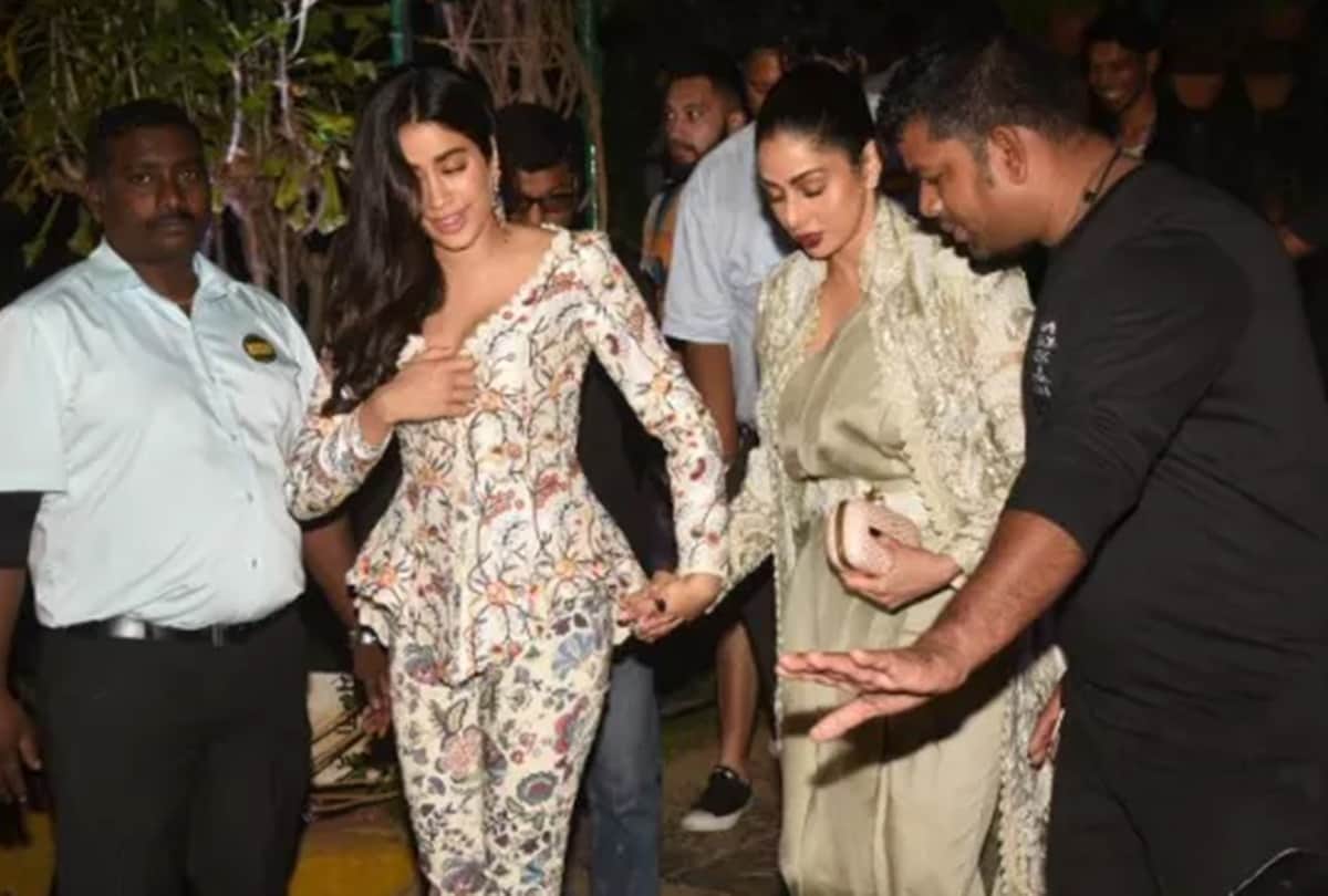 jhanvi kapoor and sridevi spotted at lakme fashion week 2018