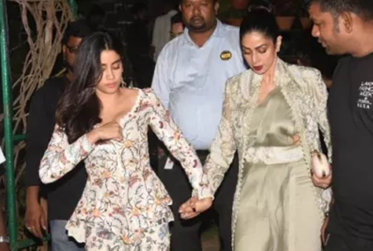 jhanvi kapoor and sridevi spotted at lakme fashion week 2018