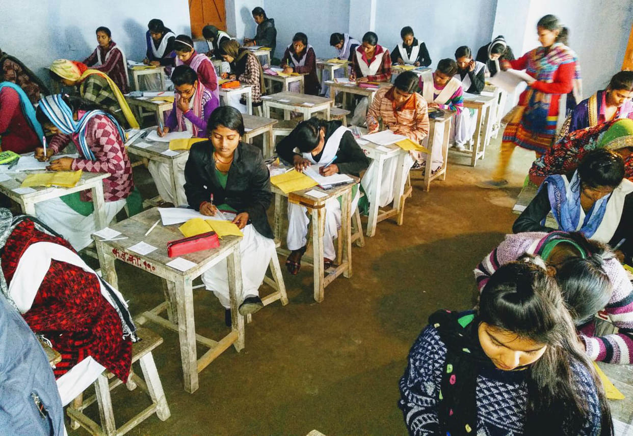 दूसरे की जगह परीक्षा देते दो लोग पकड़े गए