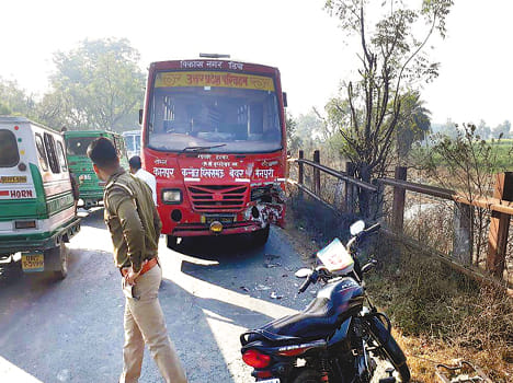 छात्रों को टक्कर मारने वाली रोडवेज बस
