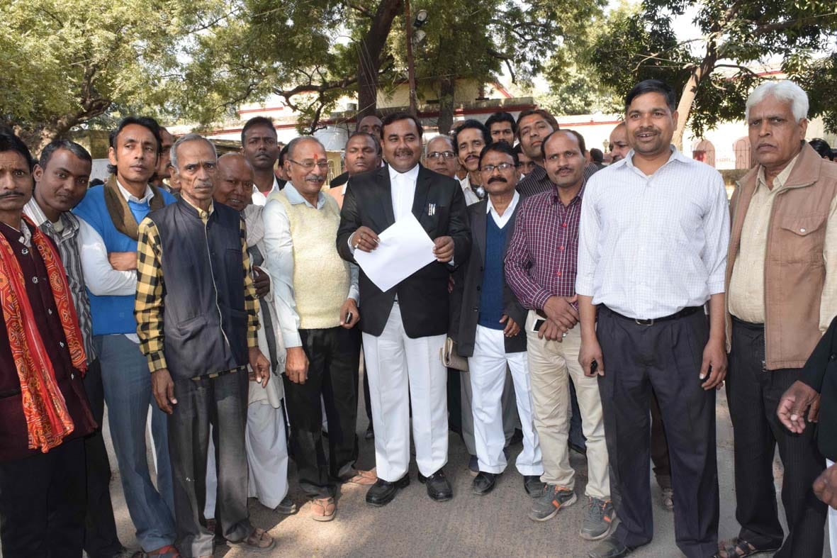 अधिवक्ताओं ने डीएम से मिलकर स्टांप वेंडर की समस्या से कराया अवगत