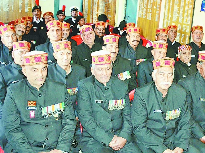 उपायुक्त ने परेड में शामिल हुए पूर्व सैनिकों को किया सम्मानित
