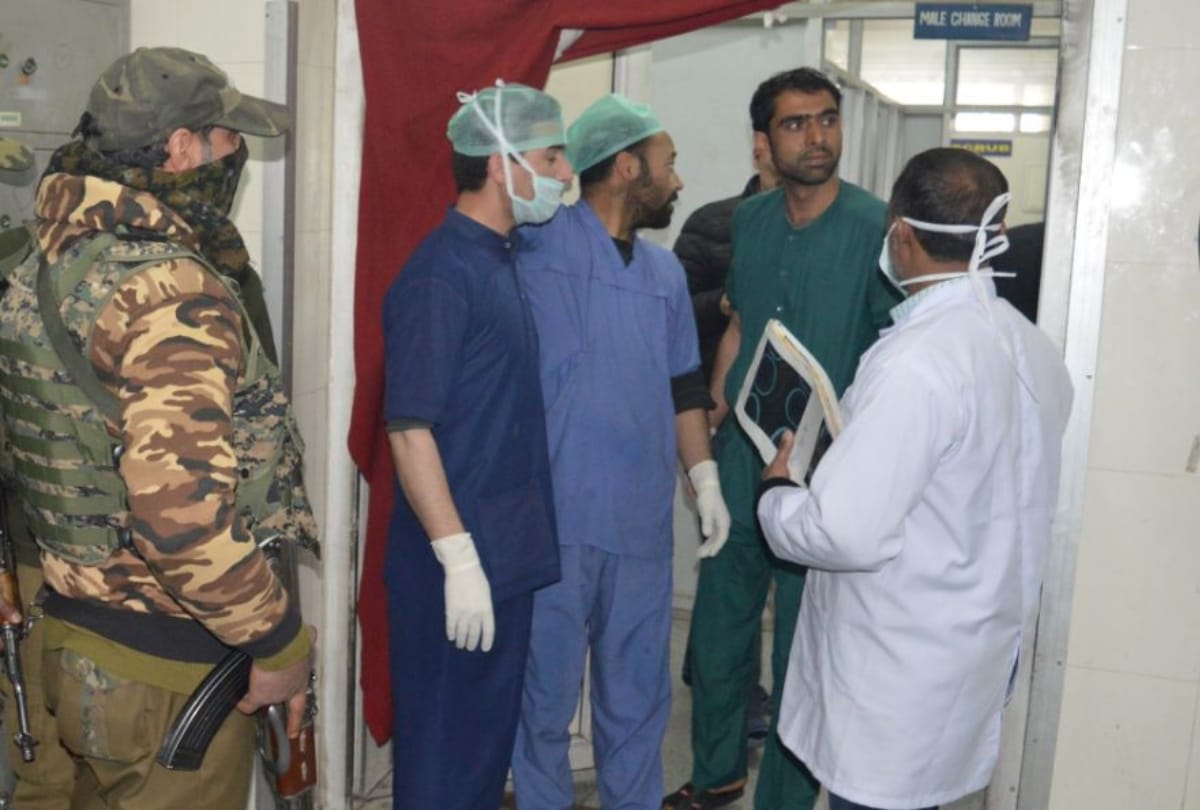 J&K: 2 policemen injured after terrorists fired shots at hospital in Srinagar 