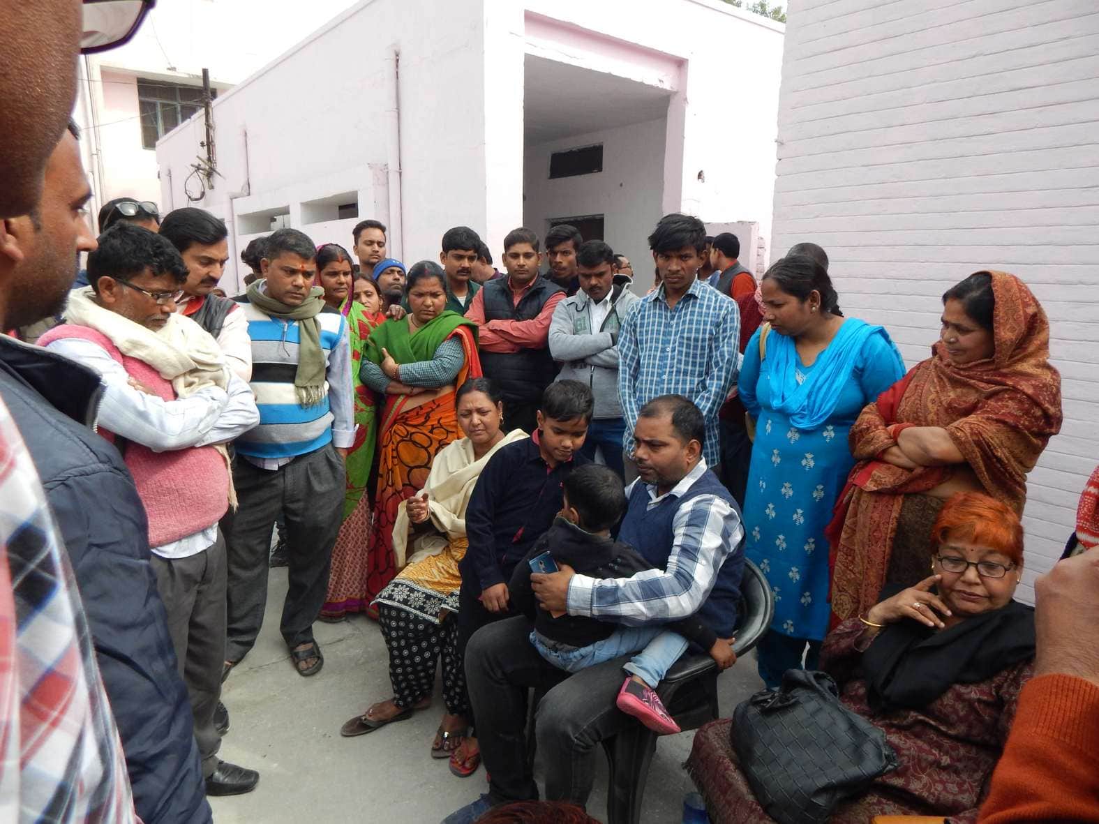 women health worker fell down from roof when she taking selfie