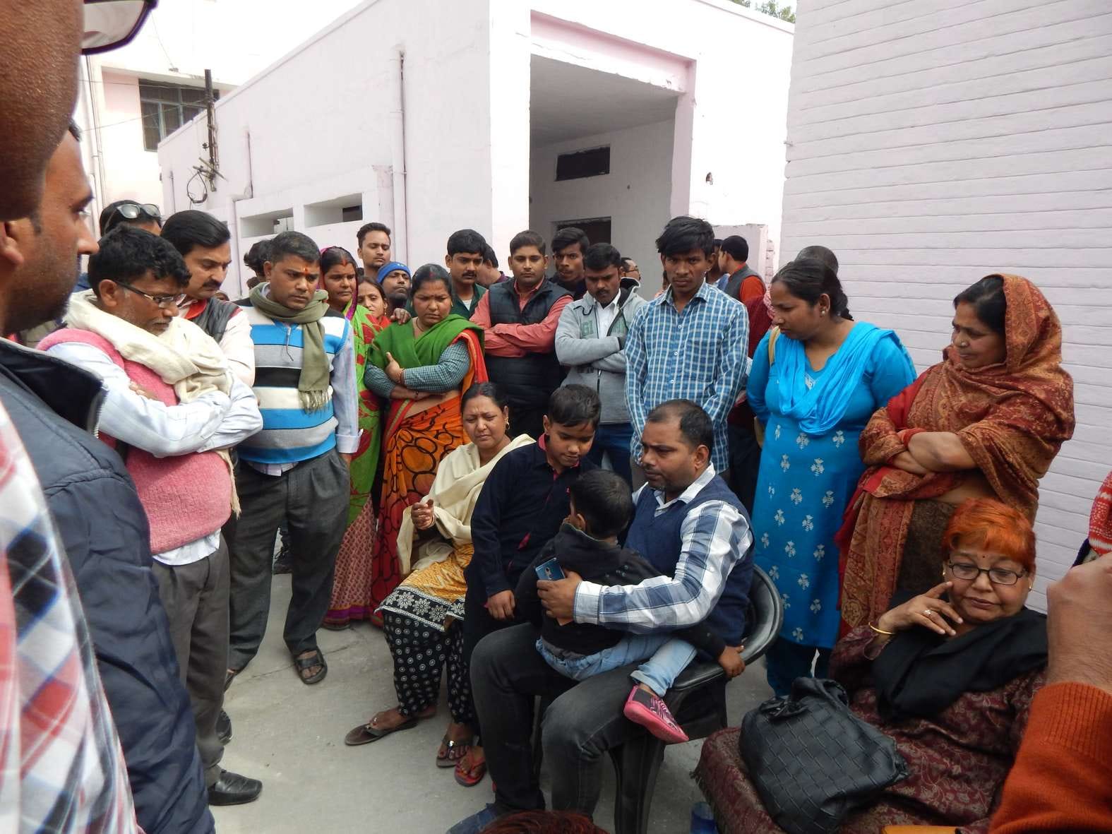 women health worker fell down from roof when she taking selfie