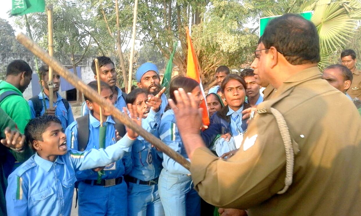 self clamaid baba supportes attack police in bhadohi