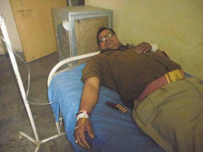self clamaid baba supportes attack police in bhadohi