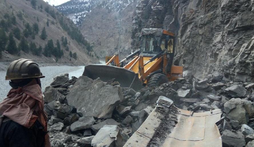 किरण खड्ड के पास सात घंटे बंद रहा एनएच-5