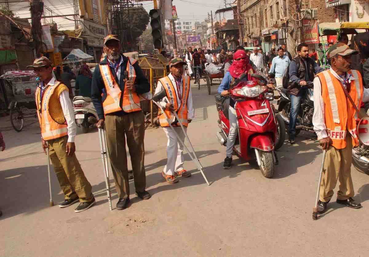 unique initiative by traffice police in varanasi divyang people control traffic