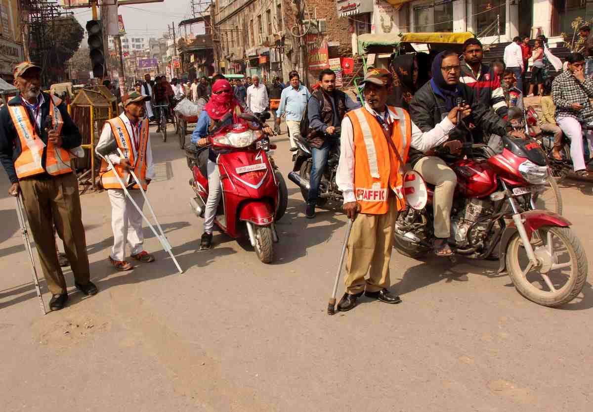 unique initiative by traffice police in varanasi divyang people control traffic