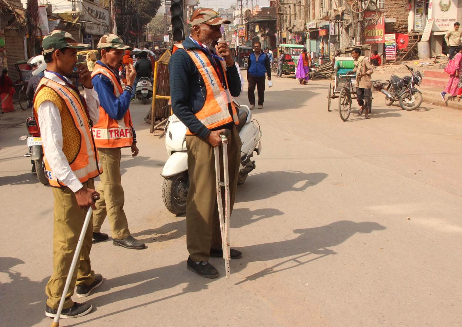 unique initiative by traffice police in varanasi divyang people control traffic