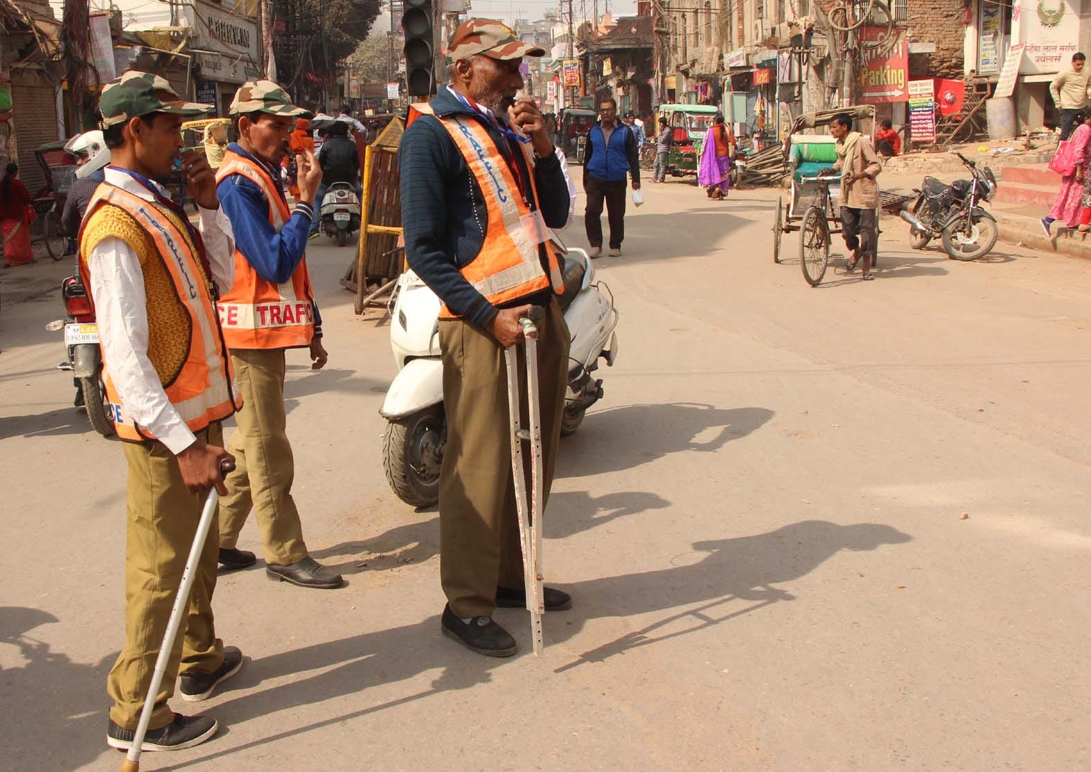 unique initiative by traffice police in varanasi divyang people control traffic