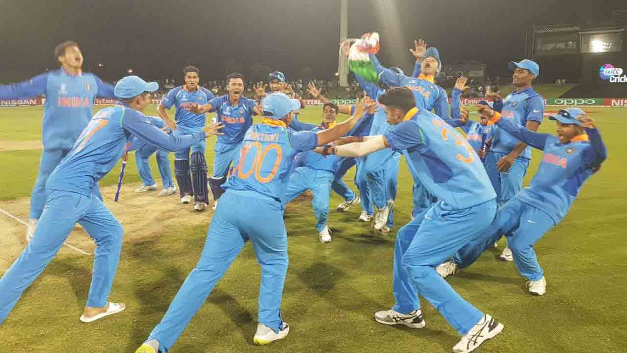 rahul dravid groove on bhangra by forcing of indian under19 cricket team players