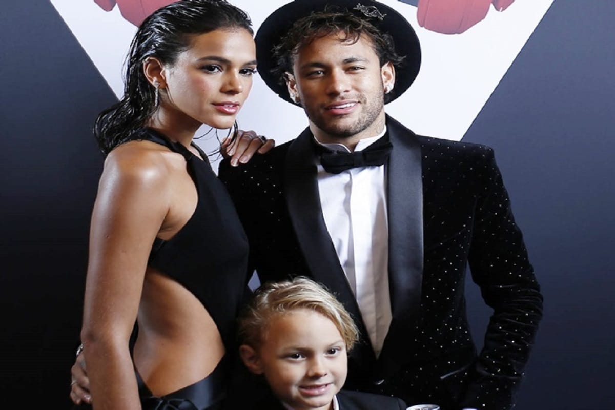 neymar celebrated his birthday with girlfriend and team mates