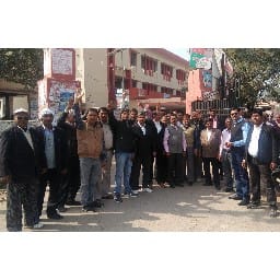 अधिवक्ता के खिलाफ मुकदमा दर्ज होने पर नारेबाजी