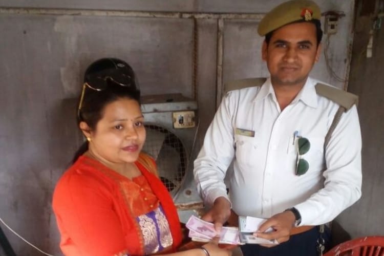 traffic police returned purse to lady