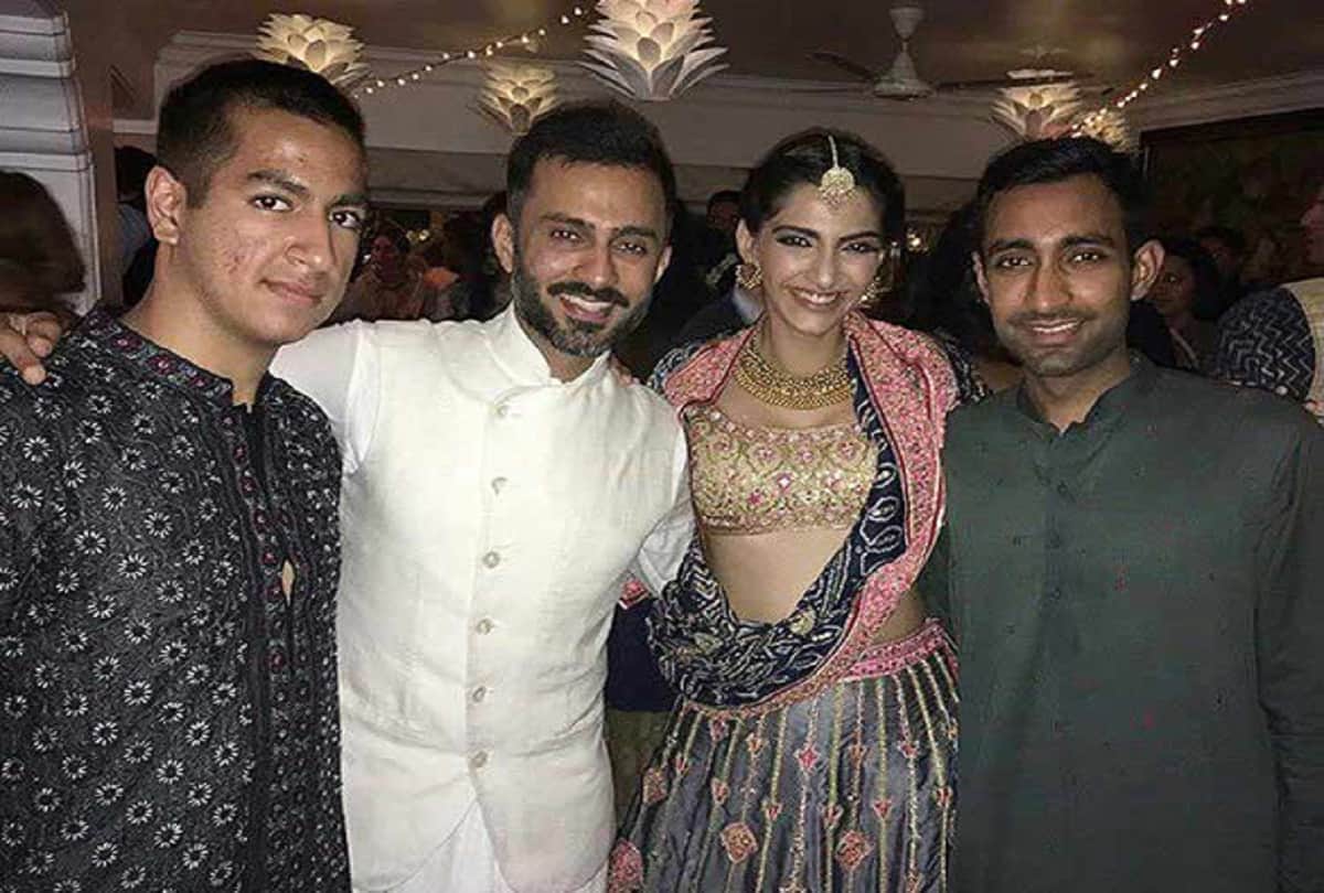 sonam kapoor shared her prewedding photo on facebook