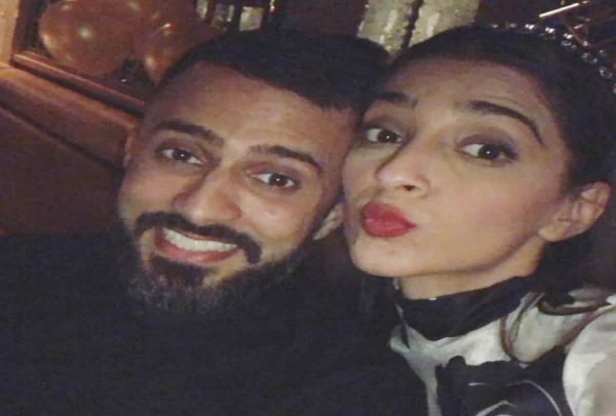 sonam kapoor shared her prewedding photo on facebook