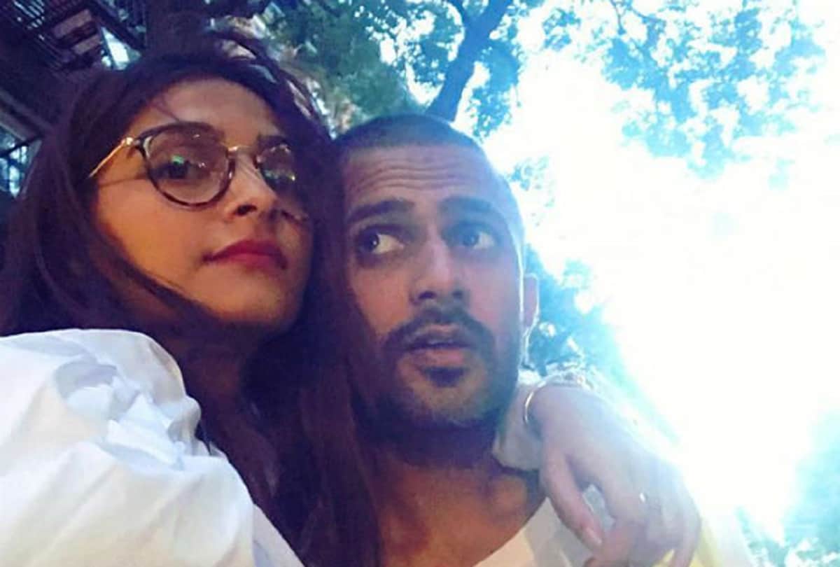 sonam kapoor shared her prewedding photo on facebook