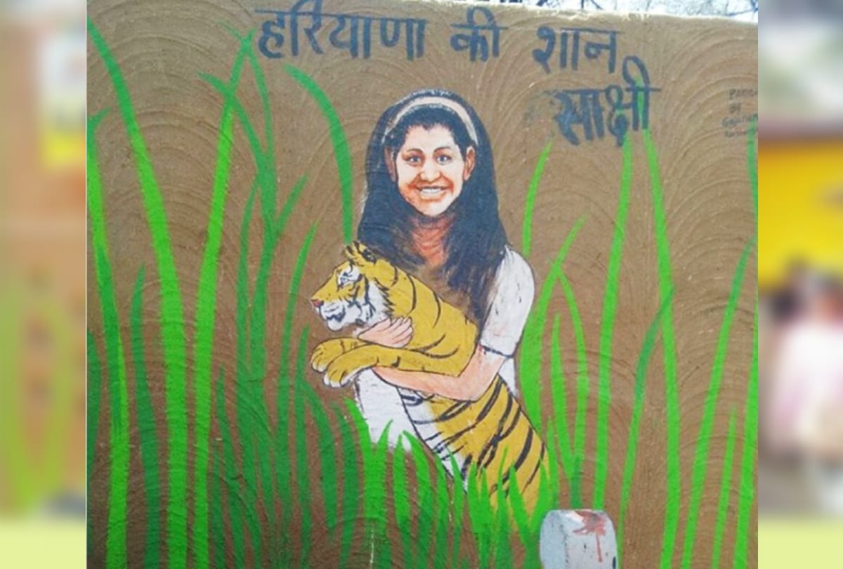 surajkund mela: sakshi malik's photo drawn gents toilet