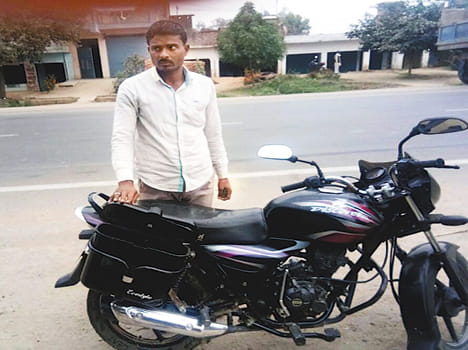     बाइक की टूटी डिग्गी को दिखाता राघवेंद्र सिंह।