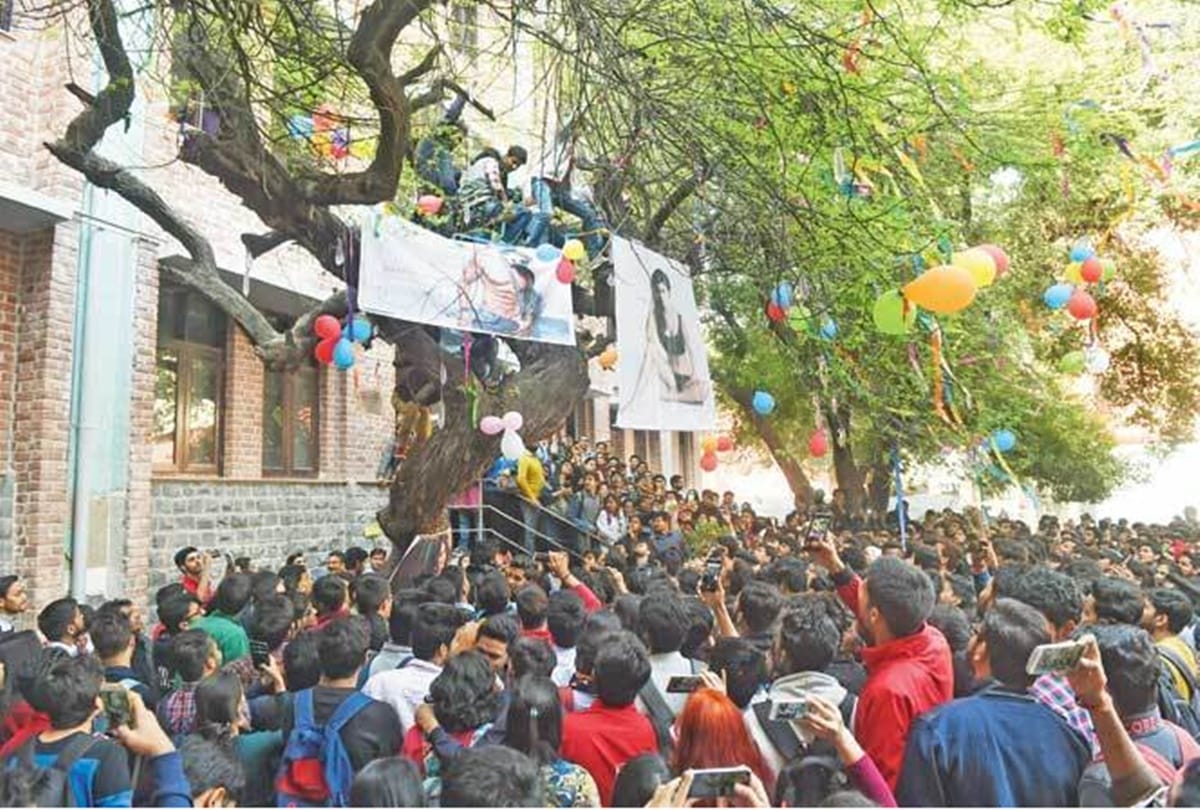 Students protest to stop worship of virgin tree in Hindu college