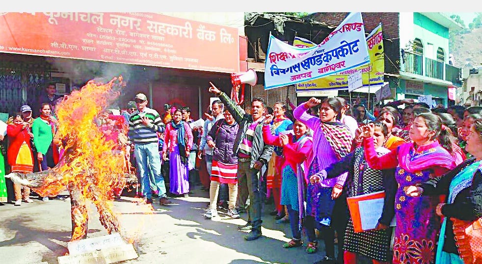 Angry motivators blow the government's effigy