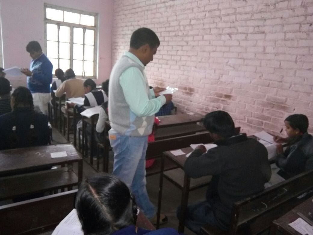 दूसरे की जगह परीक्षा देते तीन पकड़े गए